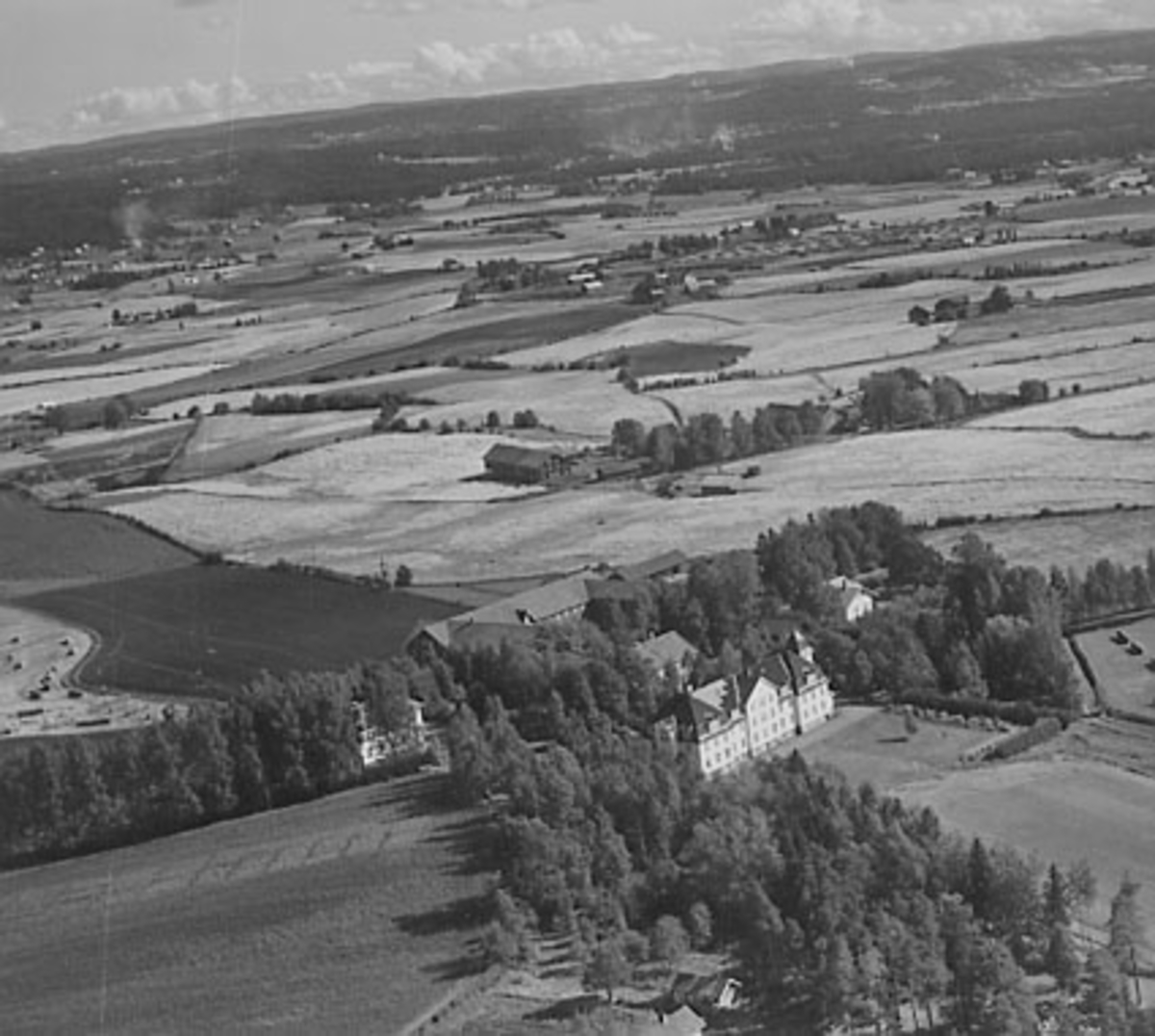 Widerøes Flyveselskap A/S, JØNSBERG LANDBRUKSSKOLE, FLYFOTO