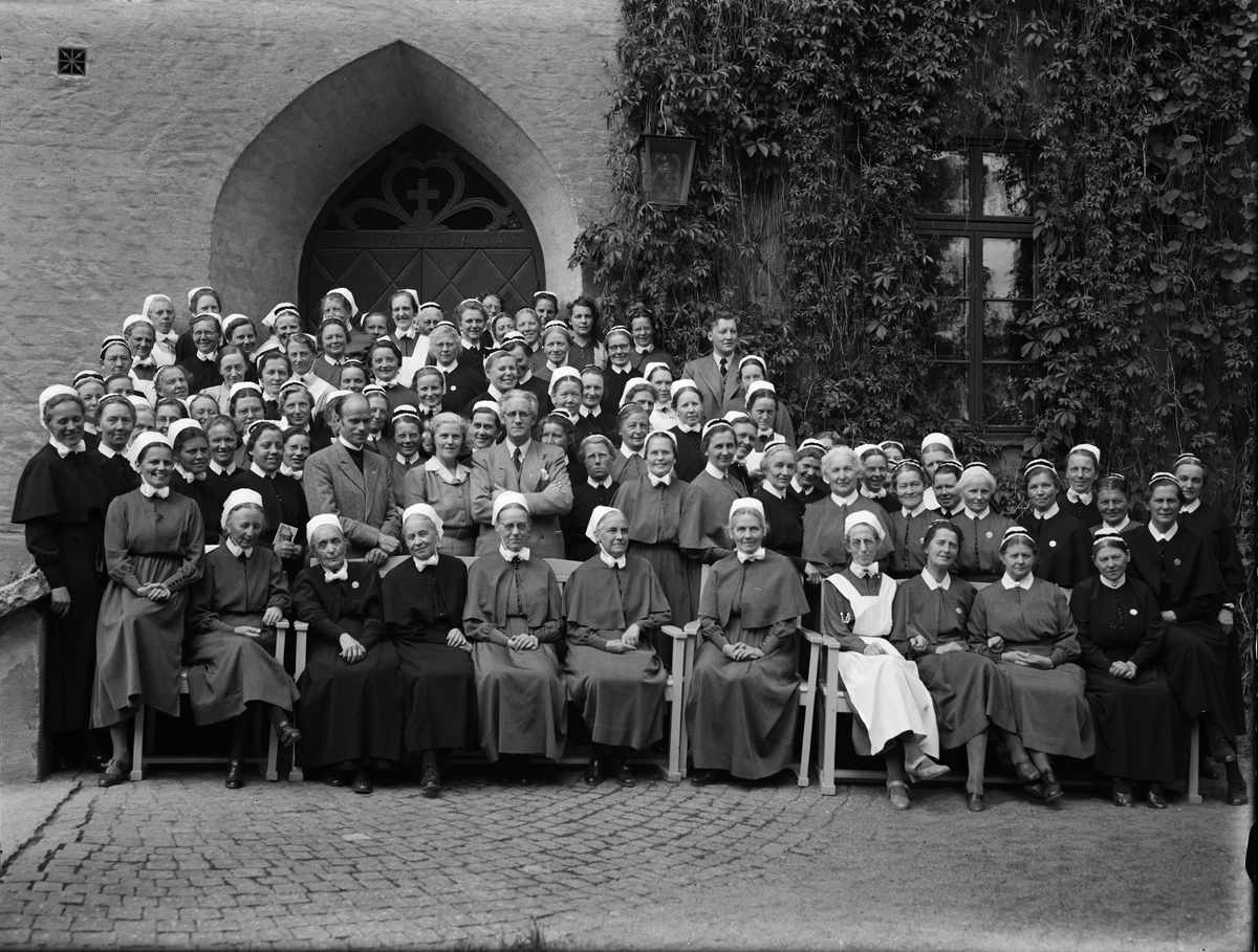 Paul Sandberg, Deaconissas at sister meeting. With in the picture is Samariterhemmet’s superintendent, Pastor Samuel Palm, the home’s superintendent Ebba Thollander and Second Pastor S Karlstrand
