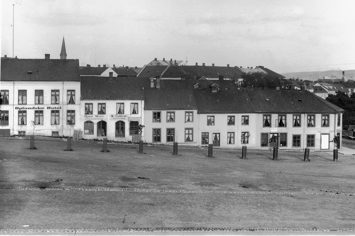 Hans Emil Erichsen, Bebyggelse ved Stortorget i Hamar. Oplandske Hotel, Hamar Meieri & Fødevareforretning, W. Todderud Læderforretning, Torvet Kafe, G. Jensen Colonial.