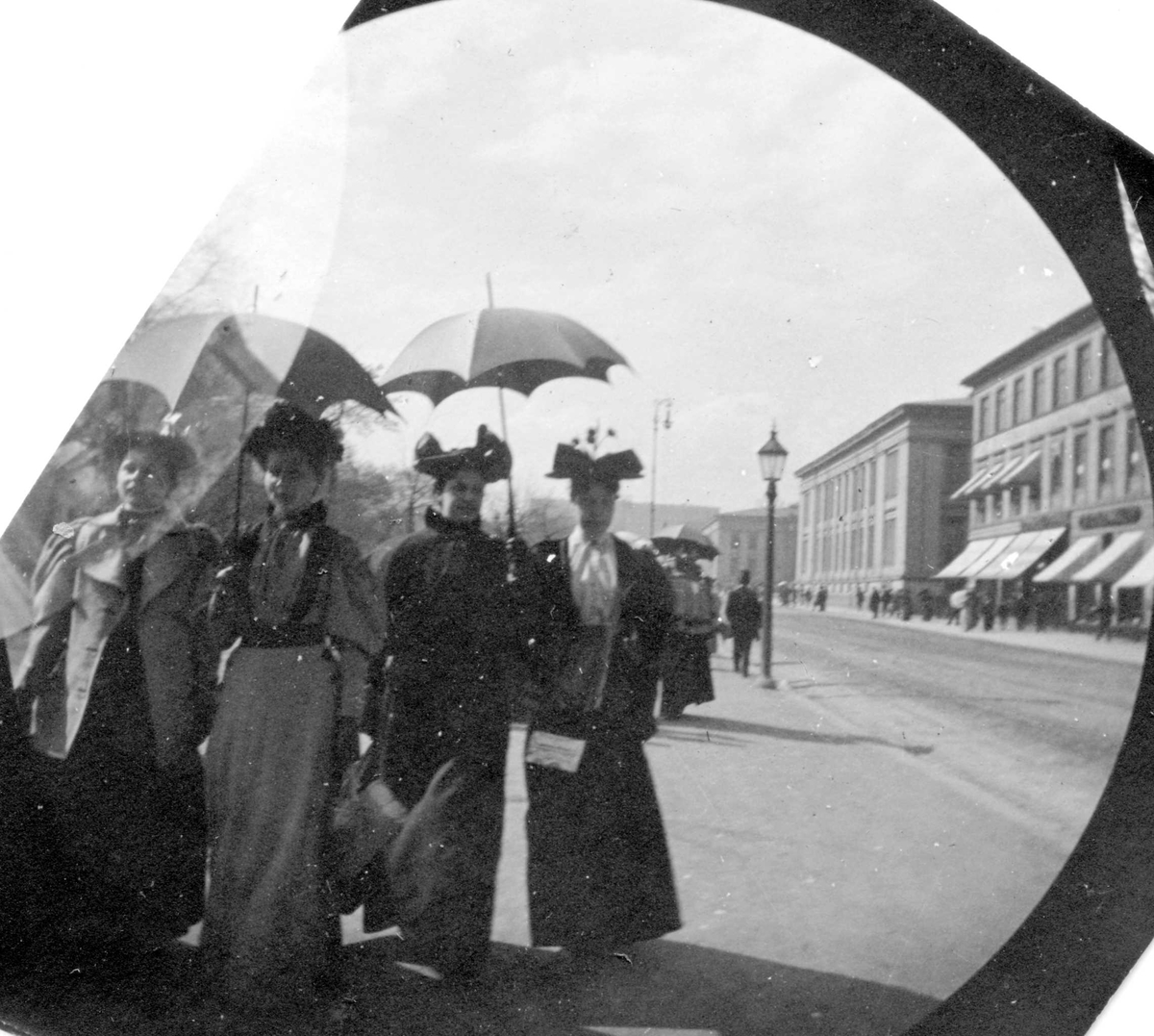 Fredrik Carl Mülertz Størmer, Fire kvinner på fortau langs Karl Johans gate, Oslo. Til høyre frk. Harriet Solberg.