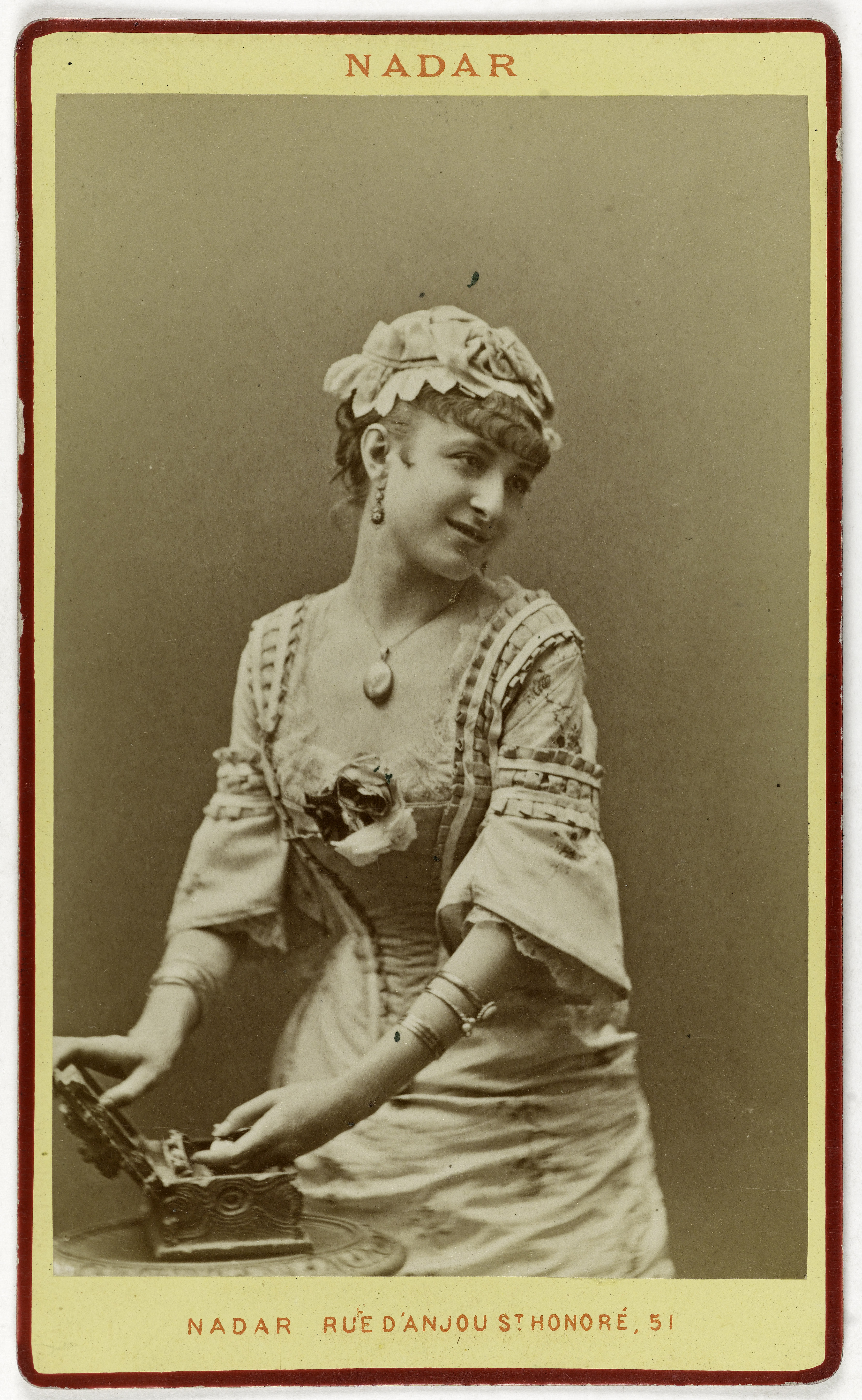 Atelier Nadar, Portrait de Blanche Philippe, dit Blanche Miroir, actrice de théâtre vers 1874.