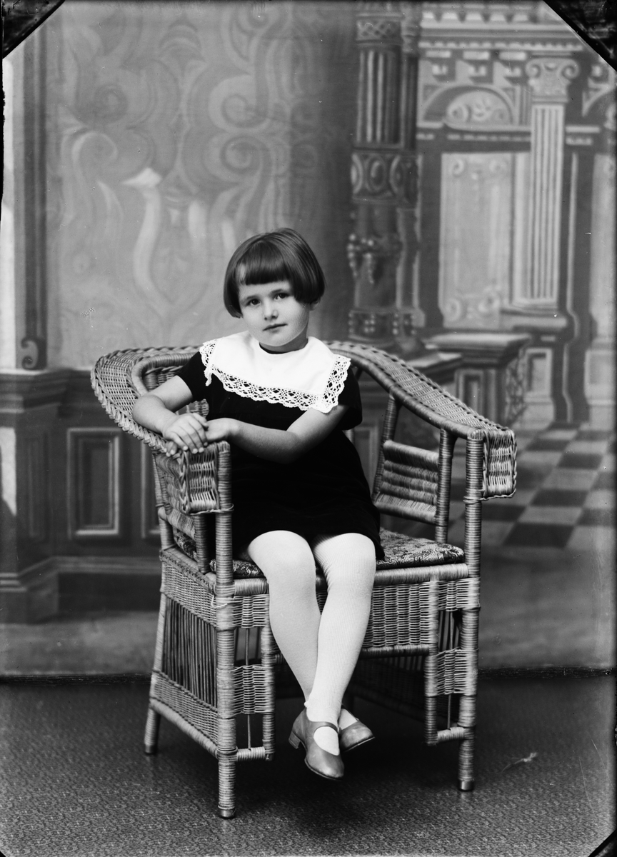 Skötsner-Edhlund, Ateljéporträtt - Ebba Eriksson från Harg socken, Uppland