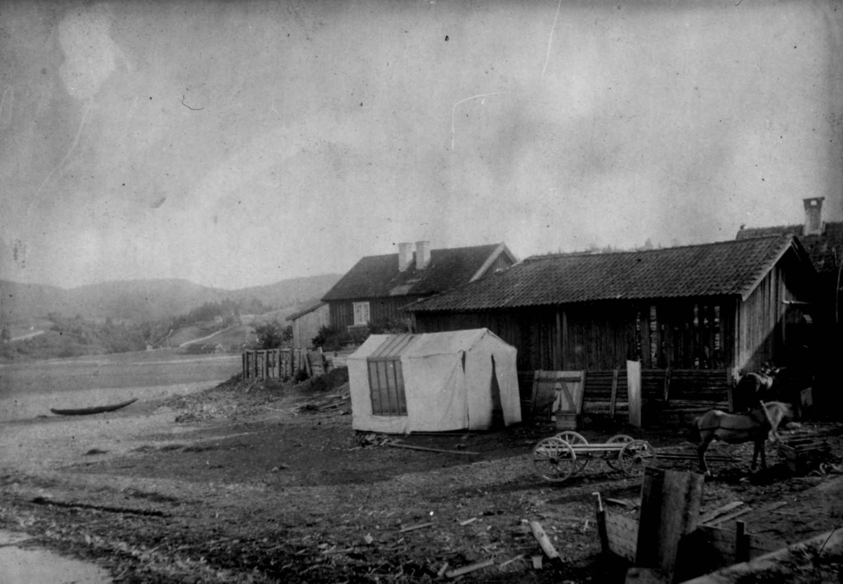 Ukjent, Fra en serie fotografier fra et album som har tilhørt folklorist og professor Moltke Moe (1859-1913), antatt fra 1880-årene med motiver fra Telemark.