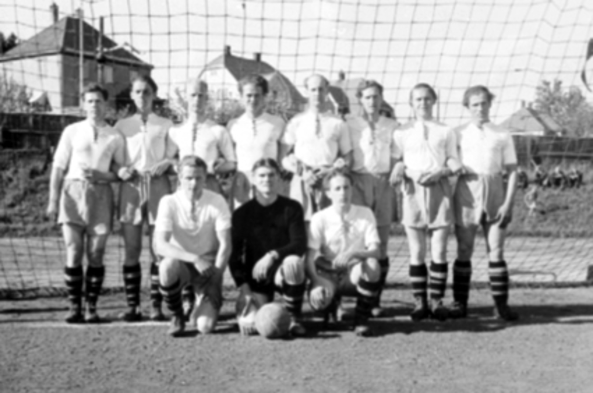 Anno Domkirkeodden, BRISKEBY FOTBALLAG, GRUPPE 11 FOTBALLSPILLERE, HAM-KAMIdrettens dag i juni 1945. Bak: Michael Granberg, Kristian Jørgensen, Sverre Simensen, Erling Moen, Alfred Tangen, Arve Nordgård, Jens Normann Hagen, Trygve Martinsen. Foran: Håkon Svendsen, Helge Johnstad, ge Langård.