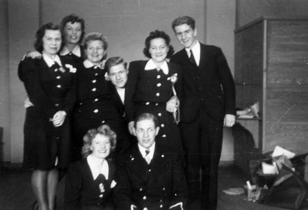 Anders Beer Wilse, Fra fredsdagene i 1945 Kongen kommer tilbake. Gruppe av menn og kvinner.