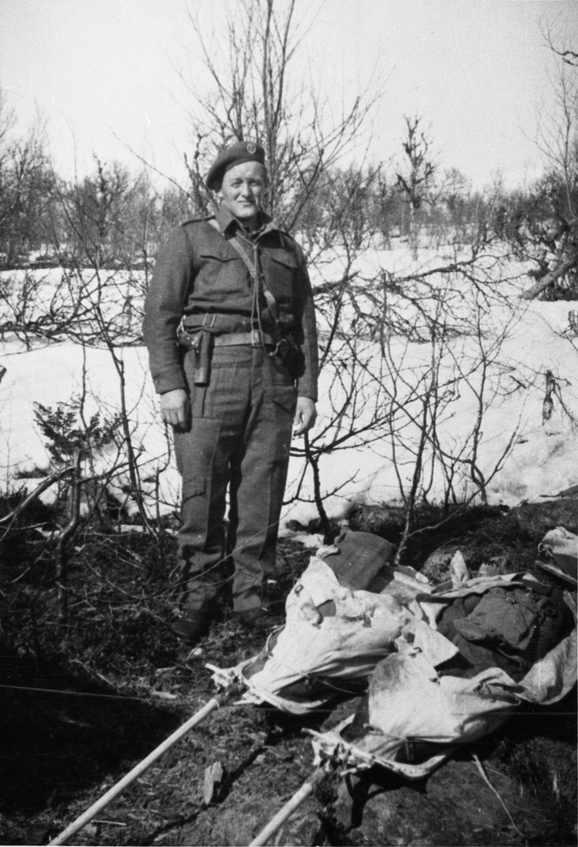 Oddvar Dobloug, Lars Holen oppstilt i ny uniform som kom med slipp. (Se også MINØ.037910)