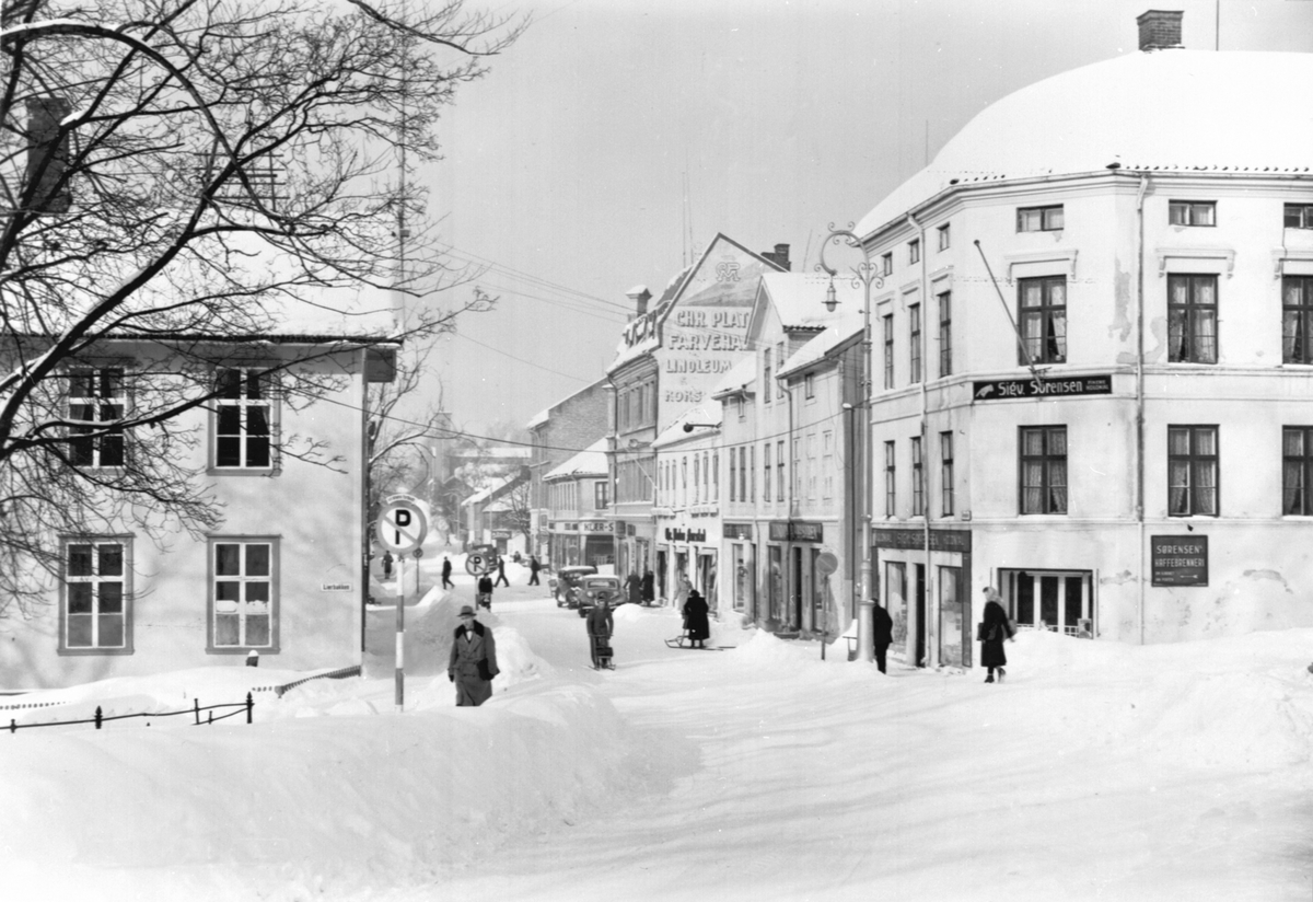 Anno Domkirkeodden, OVERSIKT TORGGATA, LIERBAKKEN, SIGV. SØRENSEN, VINTER MED MYE SNØ, FOLK
