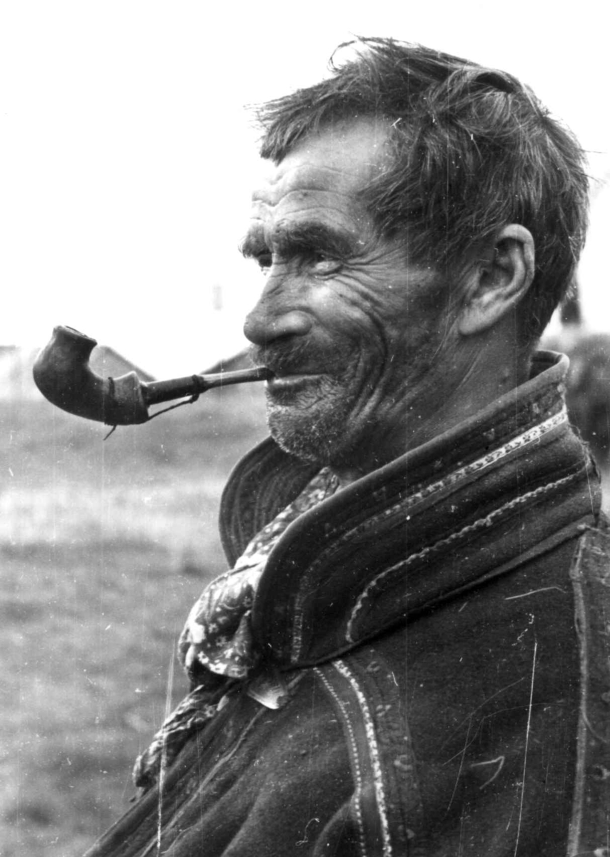 Anna Grostøl, Portrett av en mann med pipe. Olderdalen, Kåfjord, Troms 1947.