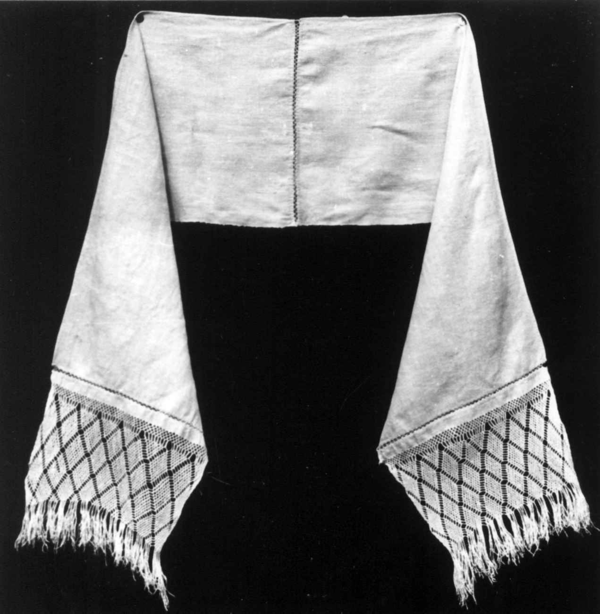 Anna Grostøl, Iveland, Vest-Agder 1941. Håndkle med firflettingsbord.