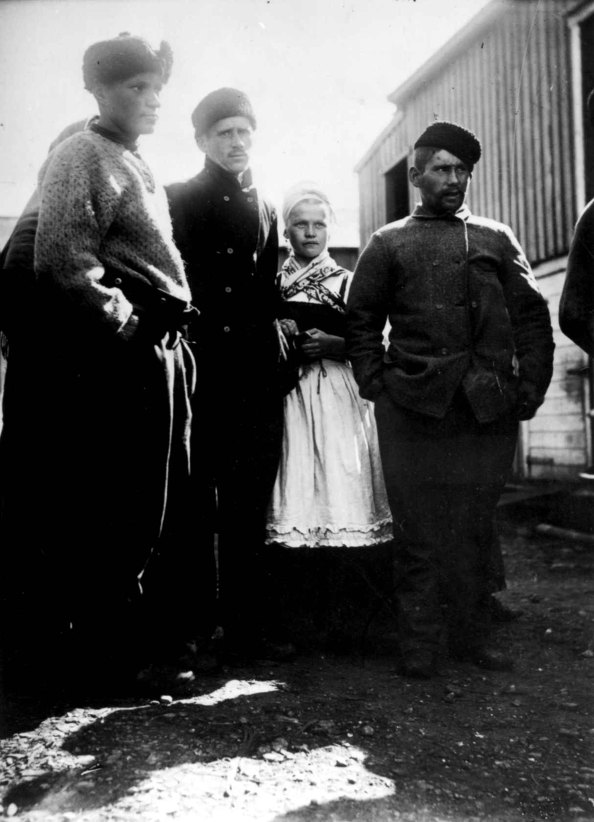 Ellisif Rannveig Wessel, Fiskerdrakter, Vardø, Kiberg, Finnmark, antatt 1900-1910.