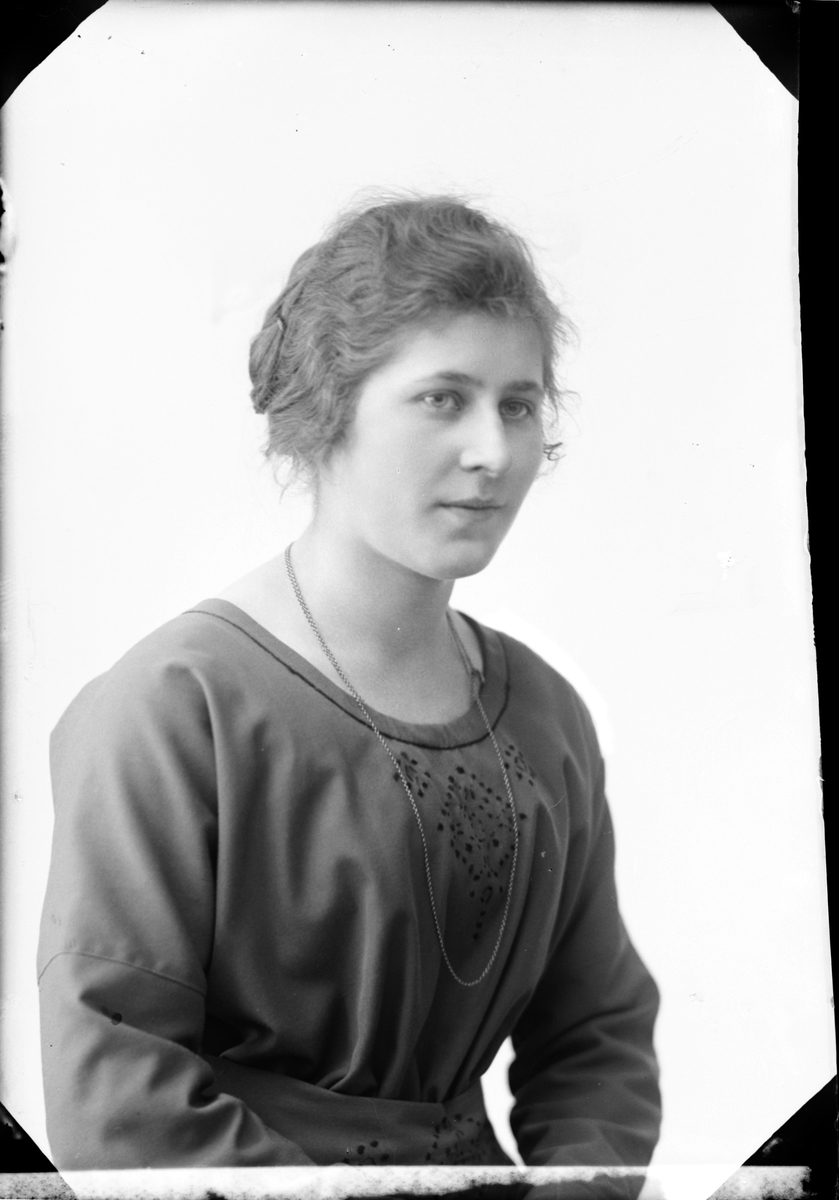 Skötsner-Edhlund, Ateljé Portrait - Märtha Eriksson from Östhammar, Uppland 1923