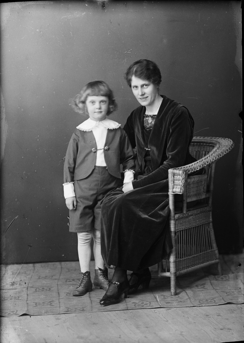 Skötsner-Edhlund, Åke Gustavsson with his mother from Harg, Uppland
