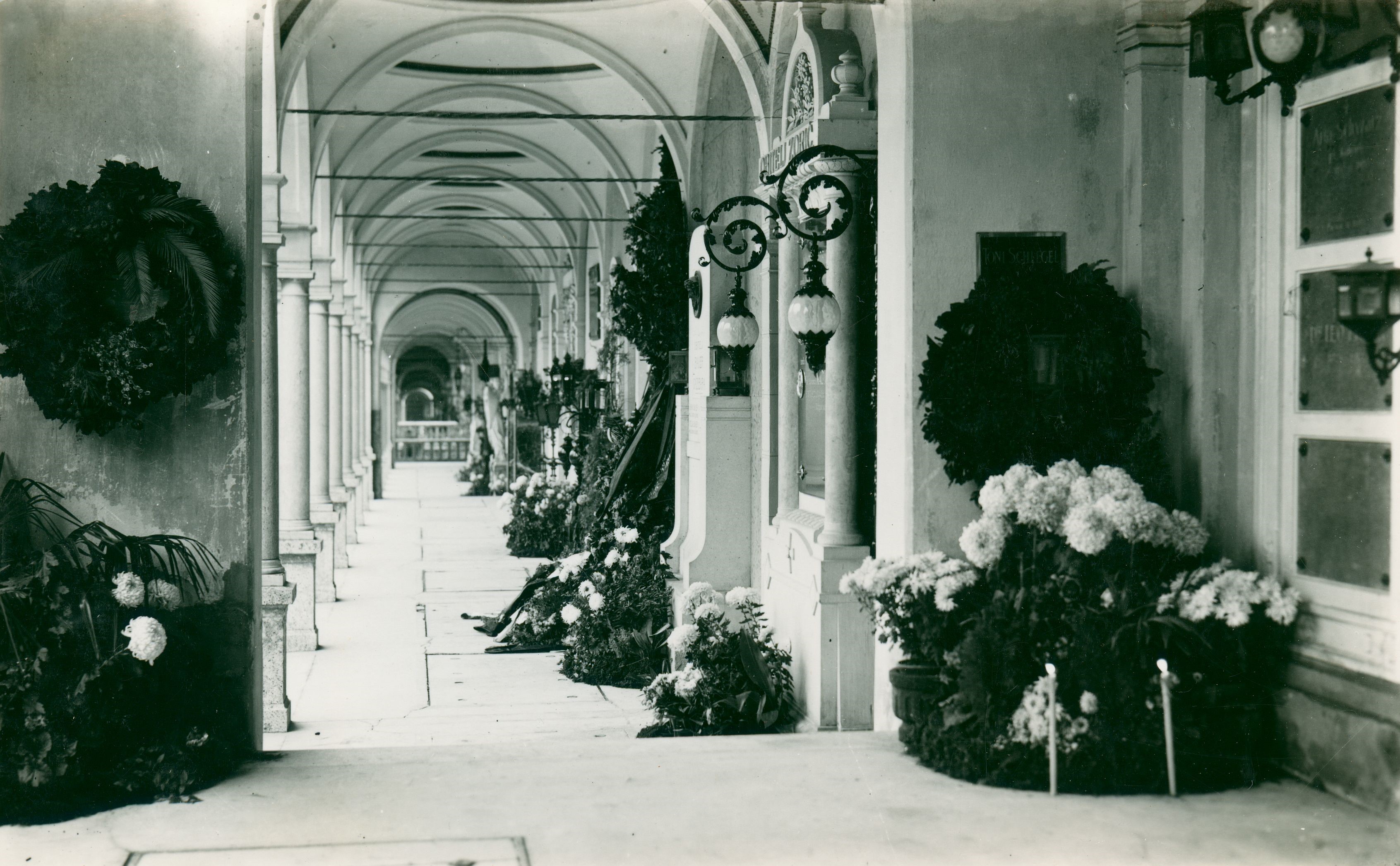 Vladimir Horvat, Zagreb (Mirogoj) - Arkade s grobom T. Schlegela