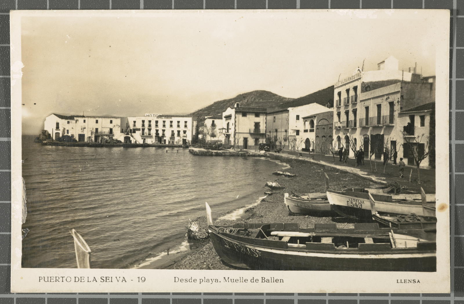 Desconegut, Puerto de la Selva - 19. Desde playa. Muelle de Bailen