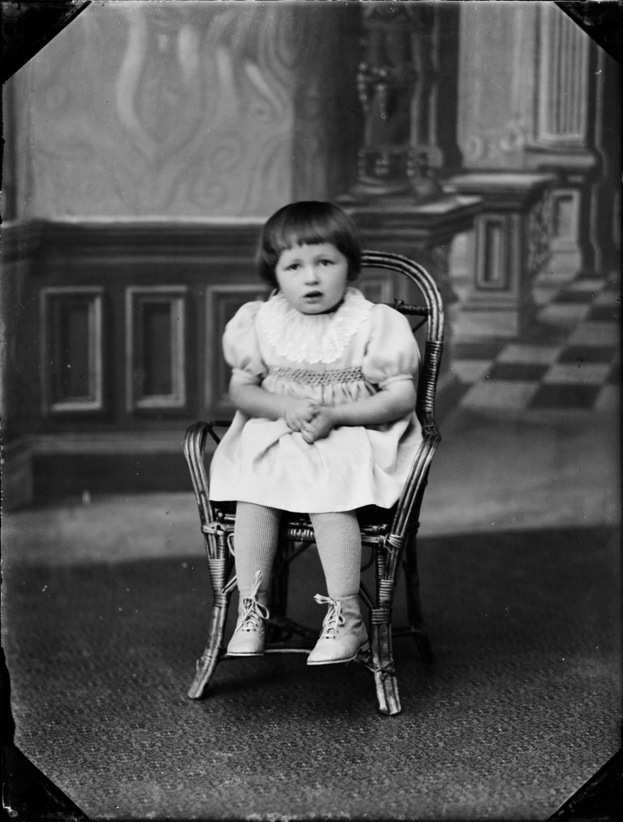 Skötsner-Edhlund, Portrait of Children - Girl, Östhammar, Uppland