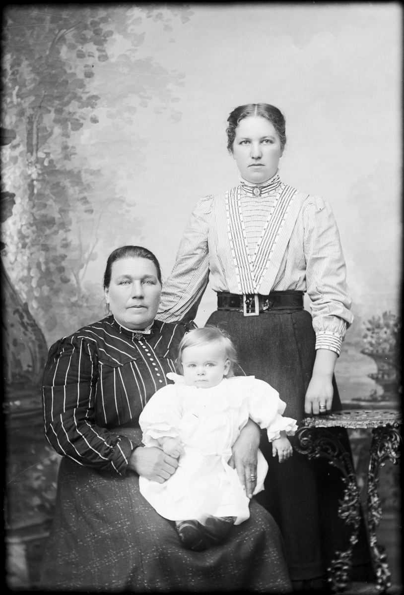 Skötsner-Edhlund, Ateljéporträtt - två kvinnor och ett barn, sannolikt tre generationer, Östhammar, Uppland