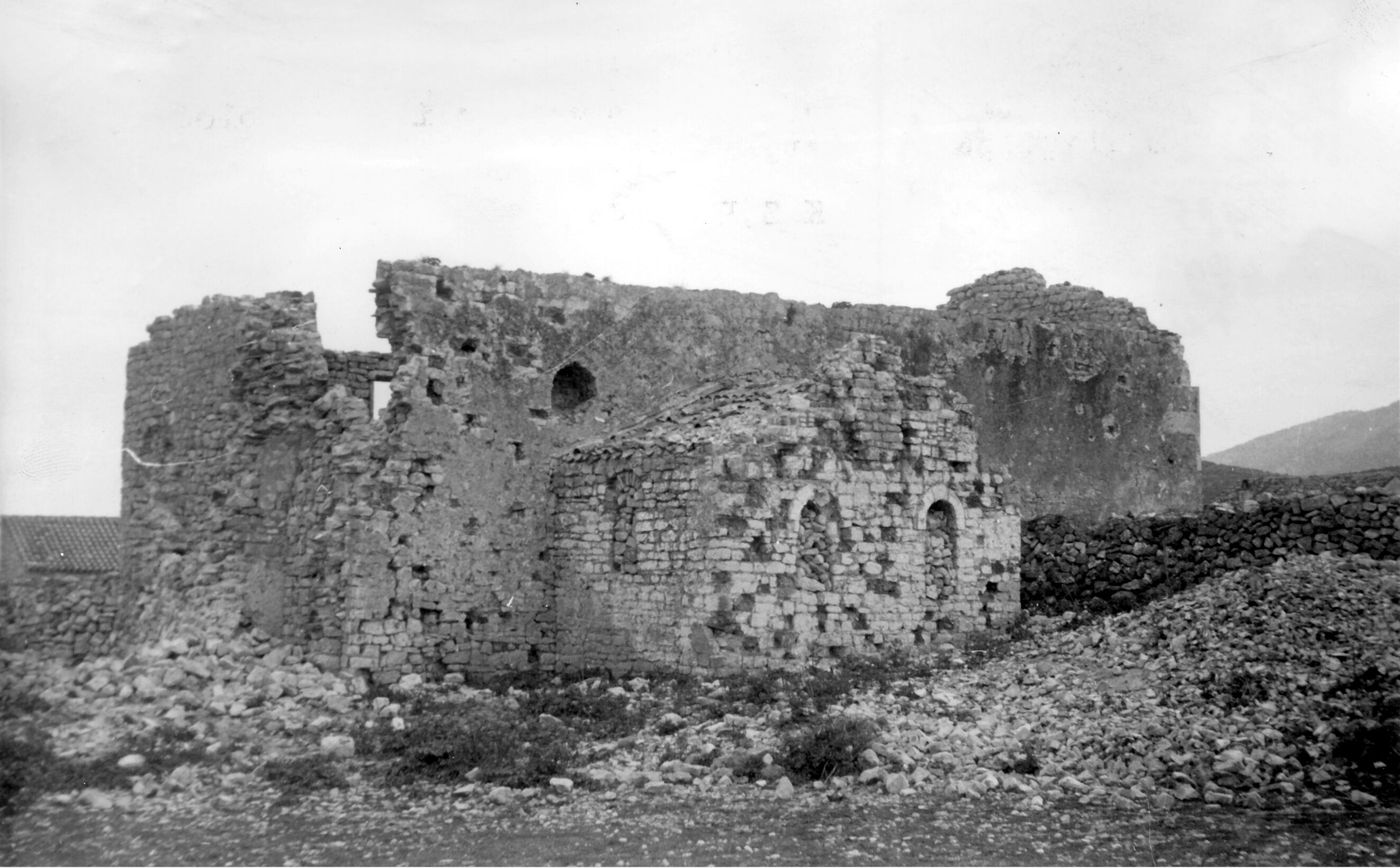 Branko Fučić, Osor, (otok Cres), crkva sv. Petra u ruševnom stanju; romanika
