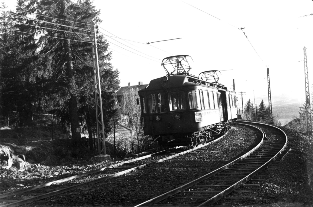 Hermann Christian Neupert, Holmenkollbanen, Nordmarka, Oslo. 1934. Skog med trikk og bane.