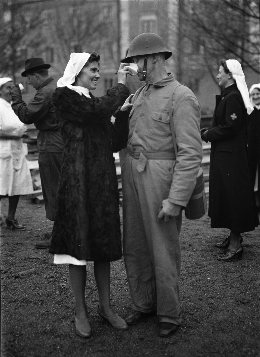 Paul Sandberg, "Överraskningsmoment satte beredskapsavdelningarna på hårda prov" - behandling av hemvärnsman som utsatts för arsingas, beredskapsövning, Vaksala torg, Uppsala 1941