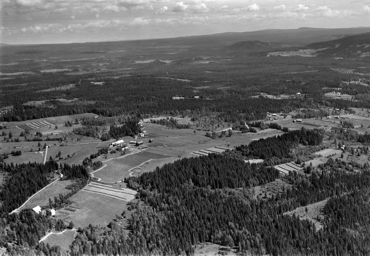 Widerøes Flyveselskap A/S, Flyfoto av Åsen nedre (Neråsen) er gården man ser litt til venstre på bildet, man ser også Åsmarka kirke til høyre.