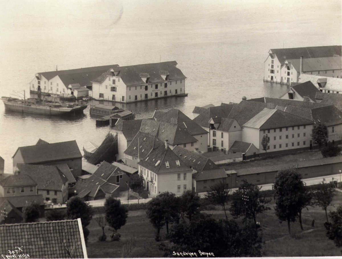Anders Beer Wilse, Oversikt over havneområde, Sandviken, Bergen, Hordaland. Fotografert 1912.