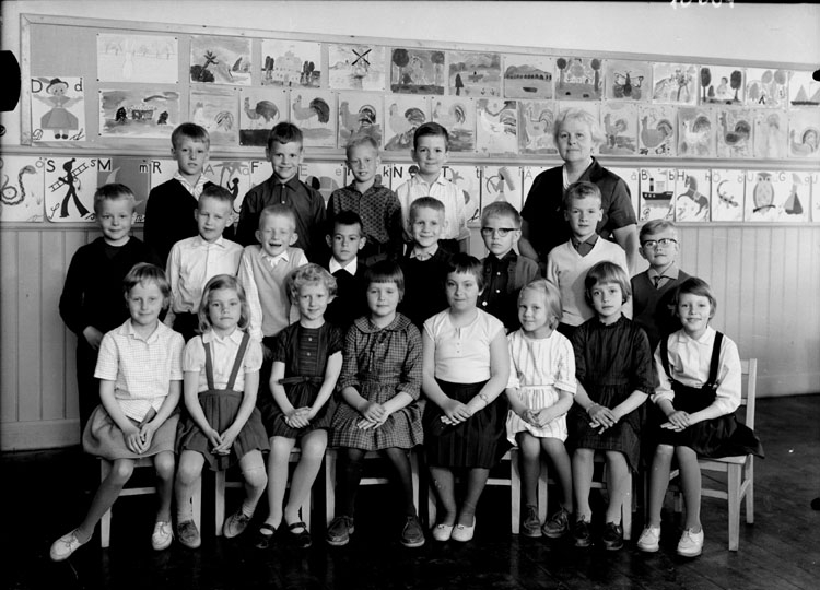 Sven Lindskog, Almby Södra skola, klassrumsinteriör, 19 skolbarn med lärarinna fröken Sonja Gustafsson. Klass 1ae, sal 3.