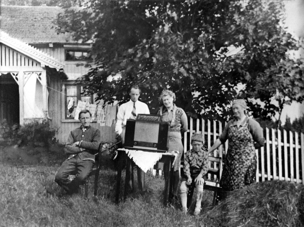 Anno Domkirkeodden, SKOMAKERBAKKEN, RADIO I MIDTEN, FRA VENSTRE: ANDERS SANDVOLL, ANDREAS SANDVOLL, MARGIT FJELDSETH, ARNE SANDVOLL, MARIE SANDVOLL