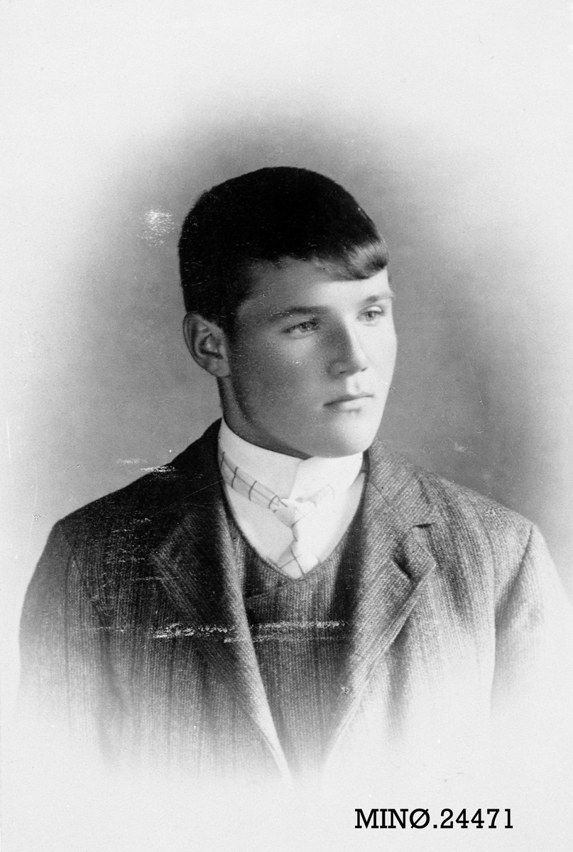 Oscar Holte, Portrett av ung mann