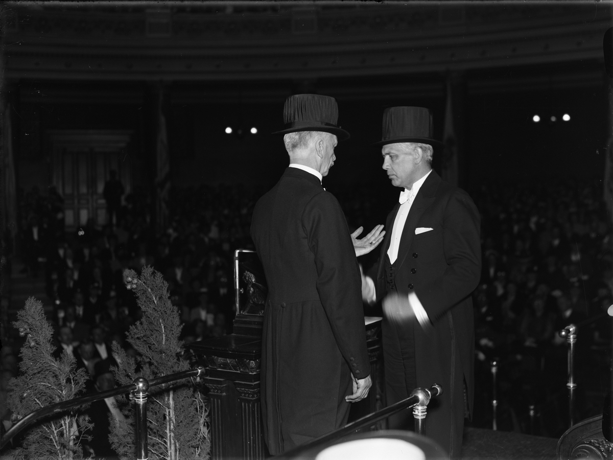 Paul Sandberg, Professor Phillips Hult "kreerar" häradshövding Nils Edling till hedersdoktor, doktorspromotion i Universitetsaulan
