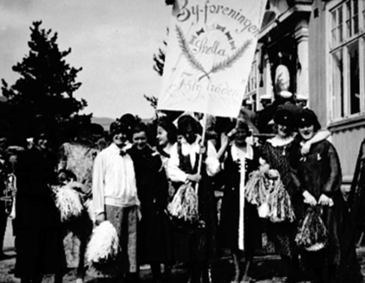 Anno Domkirkeodden, GRUPPE 11 KVINNER, SYFORENIGEN SNELLA MED FANE, FRA VENSTRE: GUNVOR HALLA, RANDI BRATBERG, ELISE WILLE, GJEMT BAK: MARTA SLETTE, MARGIT ?, HEDVIK WOLDEN, GJEMT BAK: UKJENT, ELLEN NARVESEN, GLADYS LOSSIUS, UKJENT OG ASLAUG BØRKE