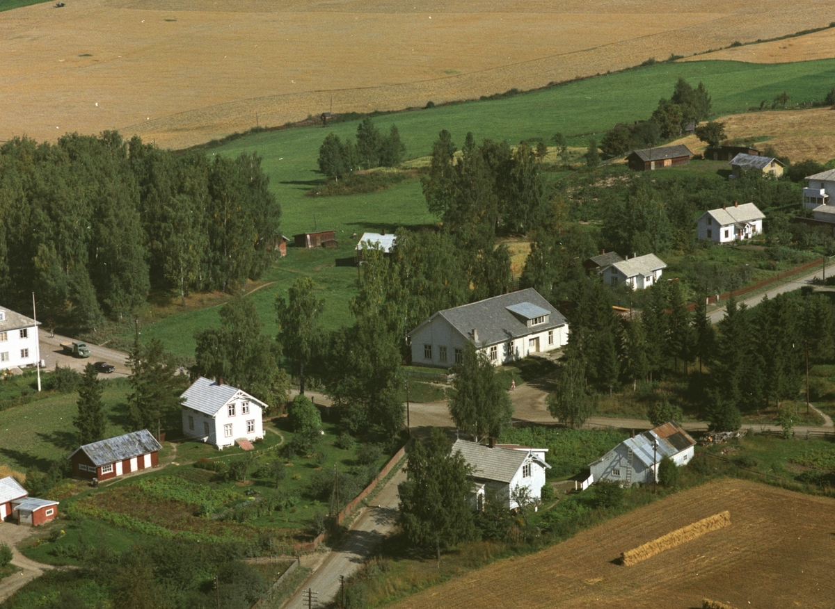 Widerøes Flyveselskap A/S, Flyfoto, boliger, bedehus, Lundsdalen, Gaupen, Ringsaker.