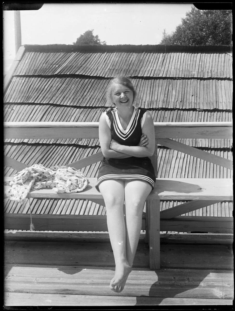 Anonym, Elsie Altmann im Strandbad, frontal sitzend
