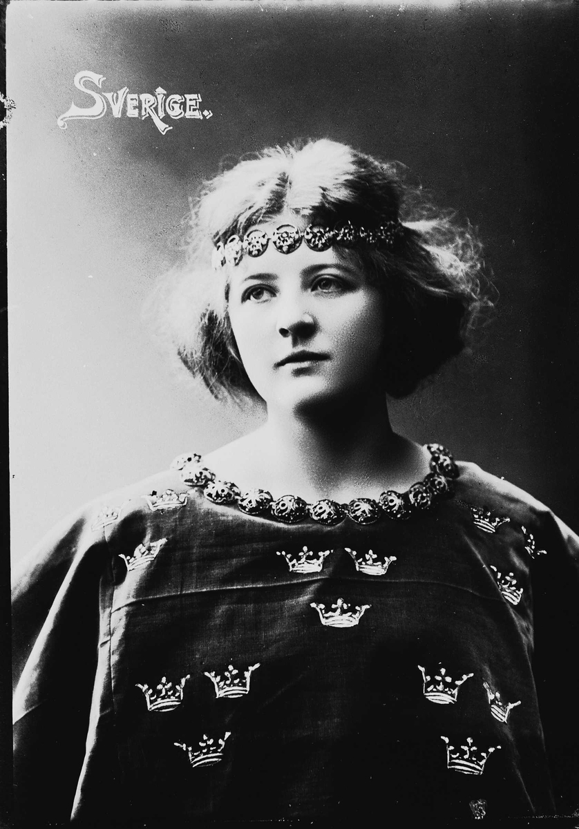 Solveig Lund, Brystportrett av kvinne i drakt med riksvåpen (tre kroner) og hårsmykke.