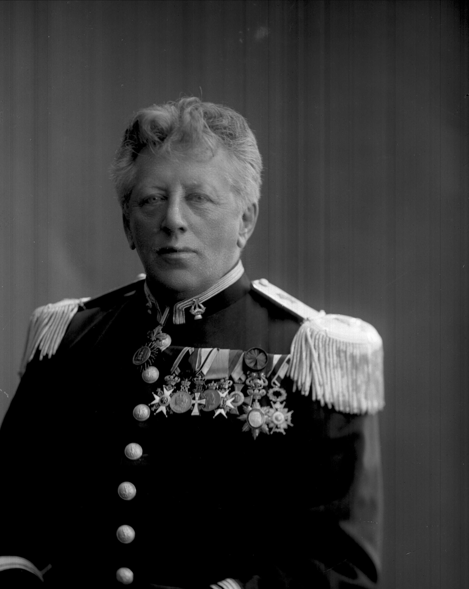Gustav Borgen, Portrett, Ole Olsen i uniform som major ved infanteriet og musikkinspektør for armeen som reglementert fra 1894 til 1910.