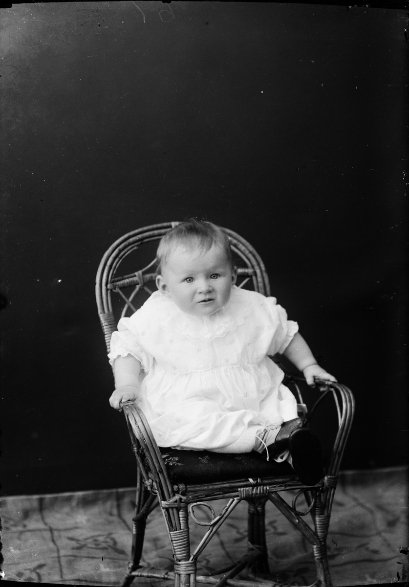 Skötsner-Edhlund, Ateljé Portrait - Girl, Östhammar, Uppland