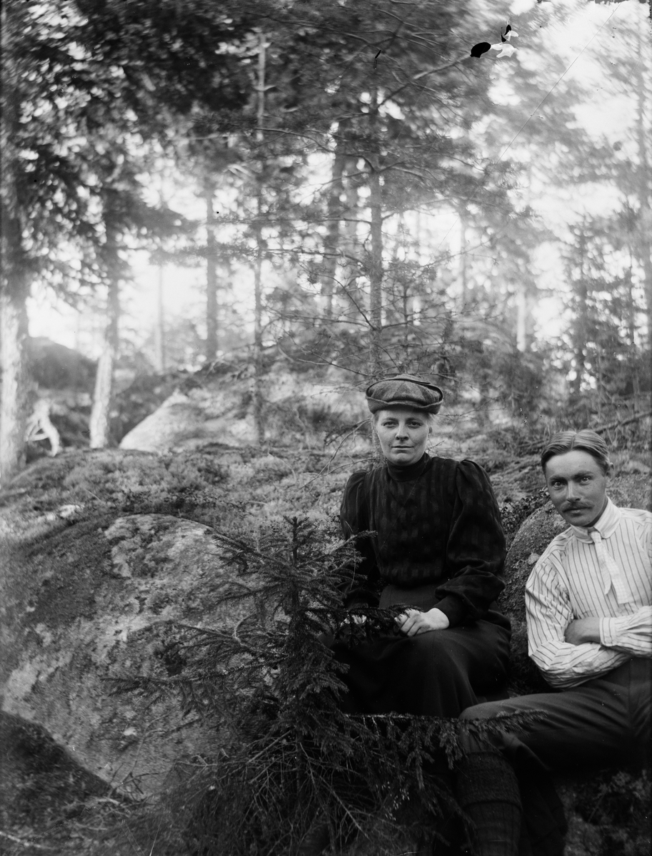 Josef Ärnström, Tilda Hållinder och Josef Ärnström i skogen, sannolikt Hållnäs socken, Uppland 1910