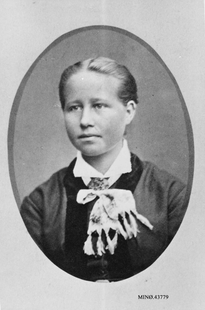 Rachel Haarseth, Portrett av en kvinne, klær.