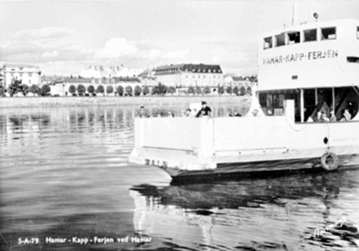 Anno Domkirkeodden, M. S. HAMAR-KAPP FERGEN VED HAMAR BRYGGE, POPULÆRT KALT "KONKEN", STRANDGATA I BAKGRUNNEN