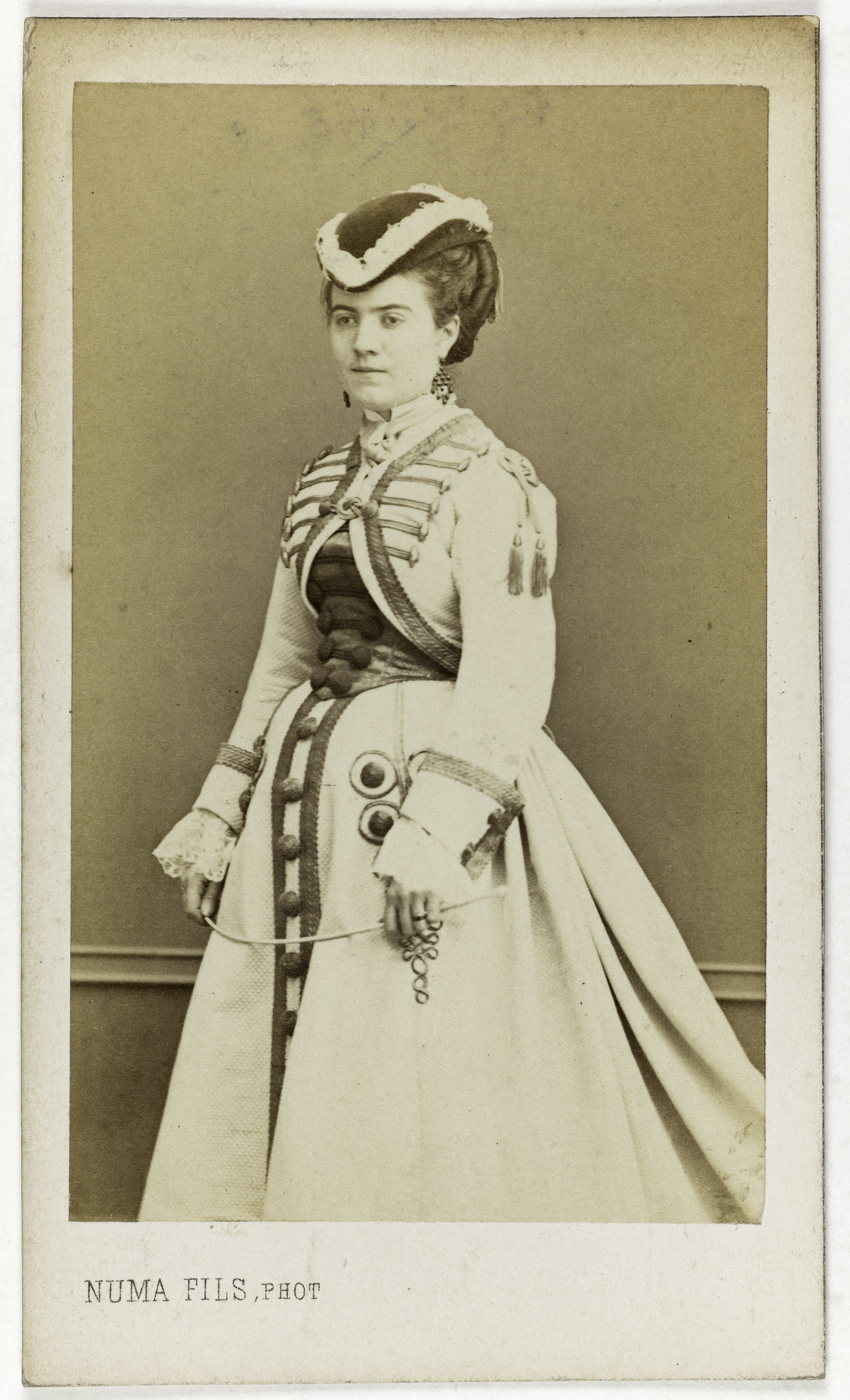 Numa Fils, Portrait d'Olga Morisini, actrice au Théâtre des Variétés en 1867.