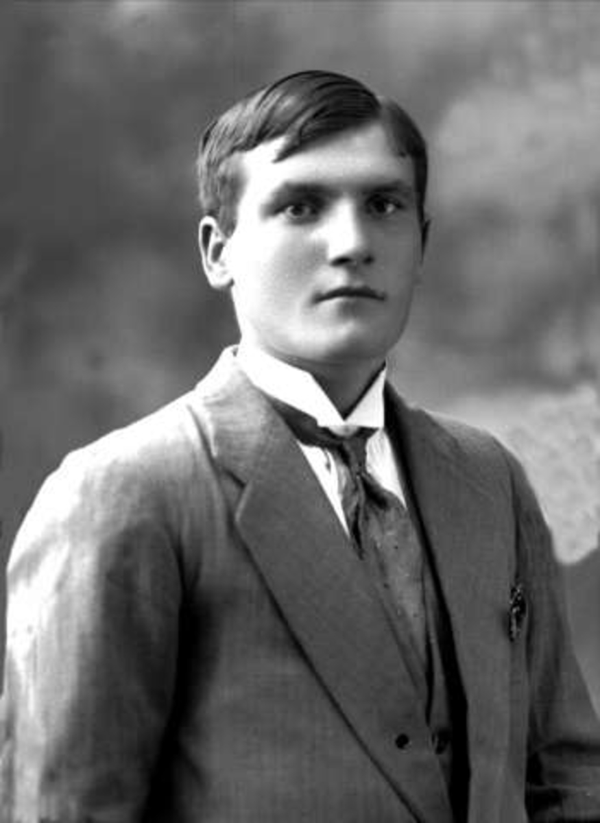 Gustav Borgen, Portrett, mann i lys dress. Gustav Hestvik.