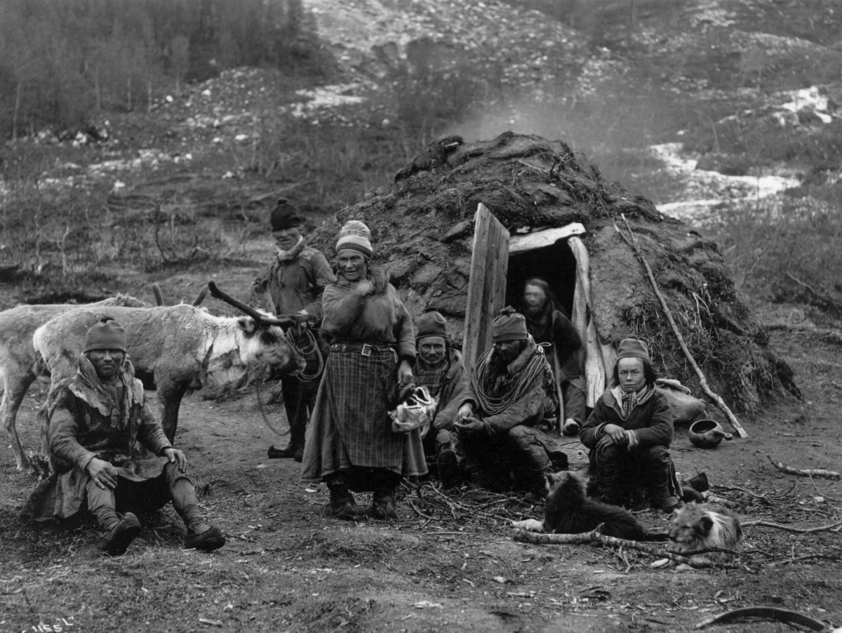 Axel Lindahl, Svenske samer, muligens fra Karesuando, samlet foran en gamme. Antagelig Lyngen ca. 1885-1892.