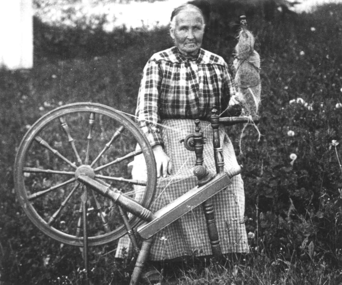Anna Grostøl, Randi Stenboeng spinner kutagl fra rokkehode til loddegarn. Oppdal, Sør-Trøndelag 1934.