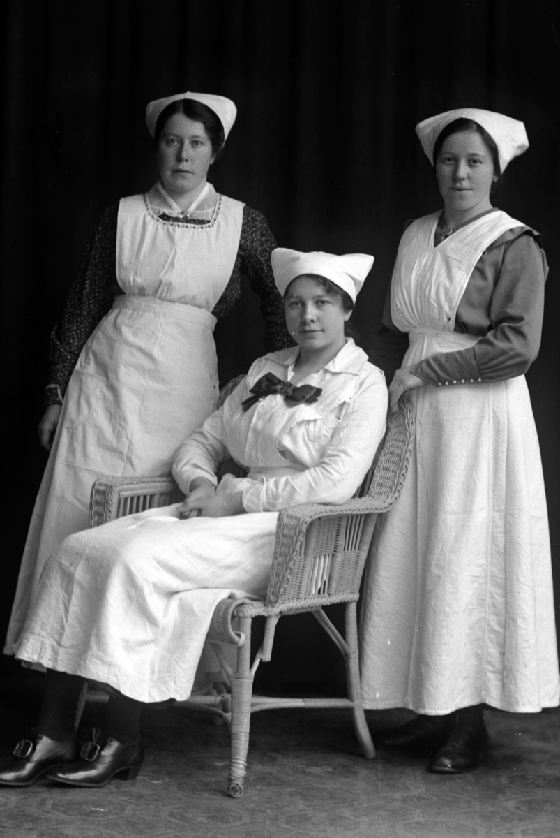 Christian Grundseth, GRAND HOTELL, GR:_ 3 KJØKKENELEVER 19254