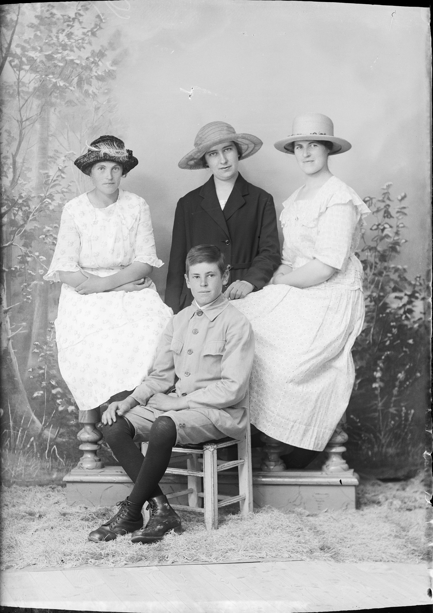 Skötsner-Edhlund, Ateljéporträtt - tre kvinnor och en pojke, Östhammar, Uppland 1922