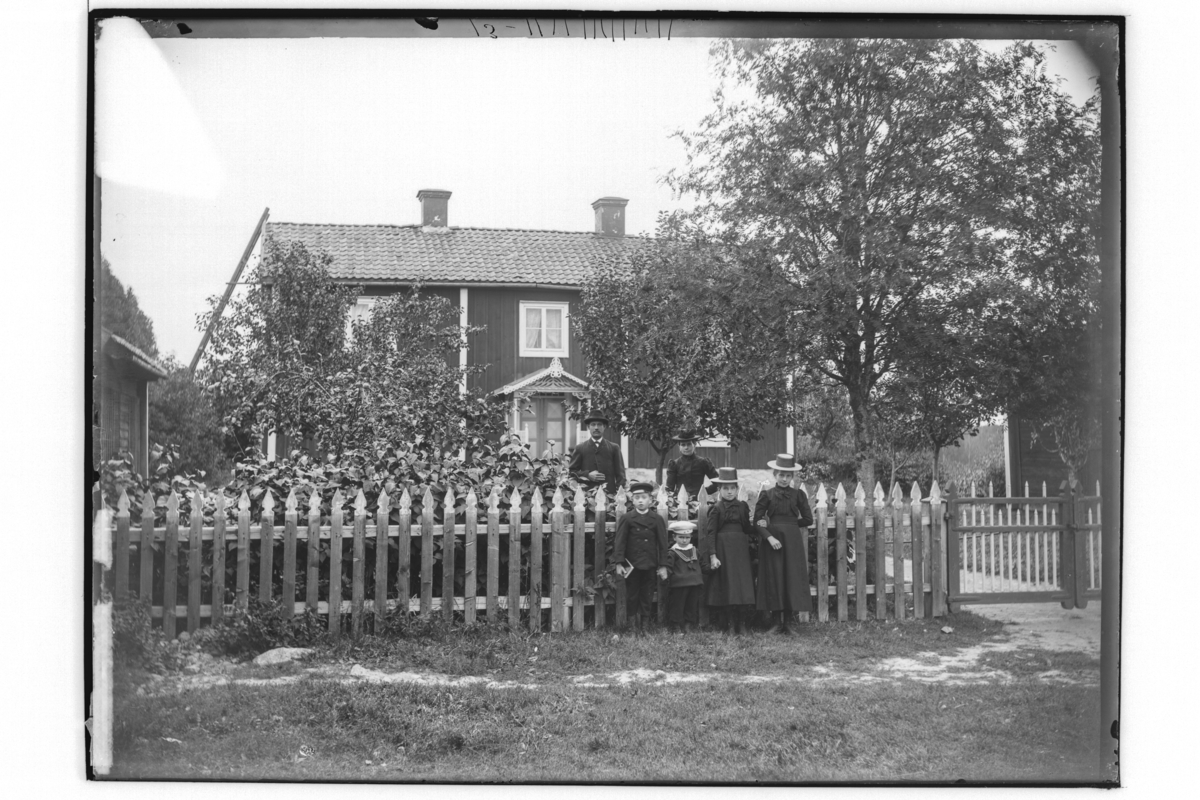 Samuel Lindskog, Buildings, family 6 people. A double stove and two outbuildings. G.A. Svensson
