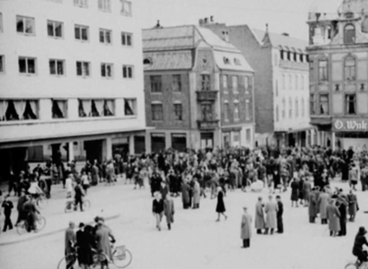 Anno Domkirkeodden, FRIGJØRINGSDAGENE I MAI 1945 ETTER KRIGEN, MYE FOLK PÅ ØSTRE TORG, TORGGATA 14.