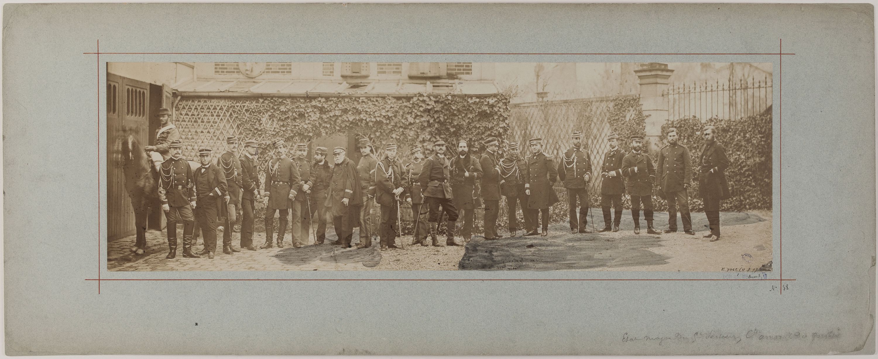 André-Adolphe-Eugène Disdéri, Panorama : portrait de groupe de l'Etat major d'une section.