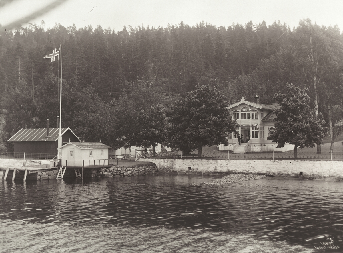 Anders Beer Wilse, Prot: Fram Amundsens hjem med Overvintringshuset 3/6