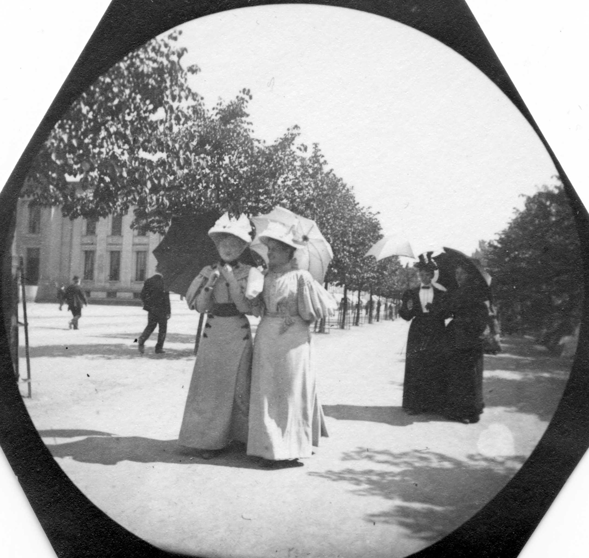 Fredrik Carl Mülertz Størmer, Frk.Anna Ording og frk. Harriet Hanson spaserer langs Karl Johans gate, Oslo, Universitetet på andre siden av gaten.