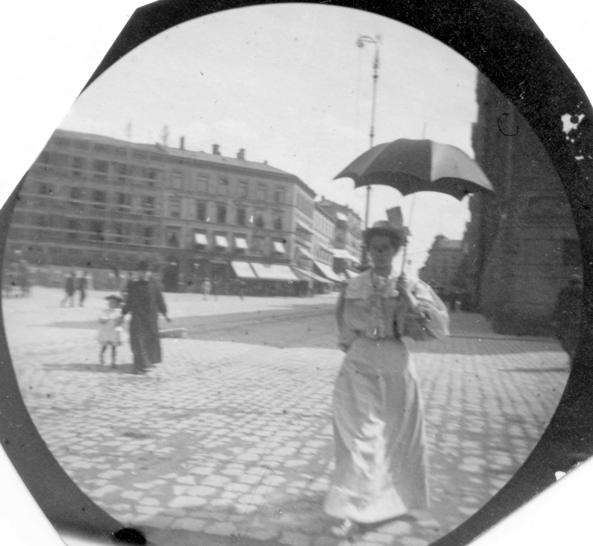 Fredrik Carl Mülertz Størmer, Frk. Hetager spaserer langsKarl Johans gate, Oslo, langs Stortinget.